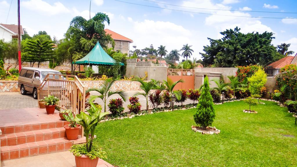 Apricot Guest House Kampala Exterior photo