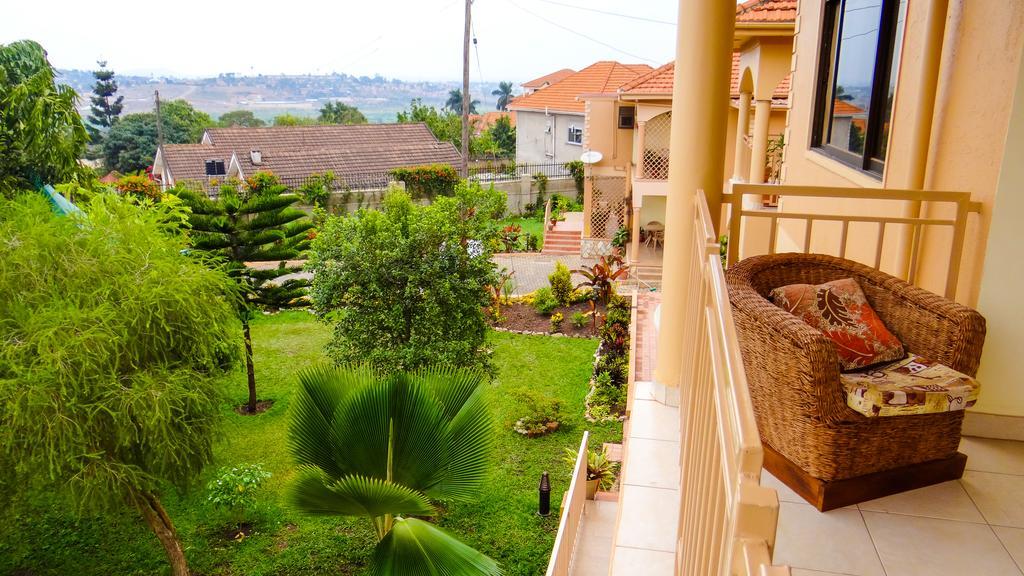 Apricot Guest House Kampala Exterior photo