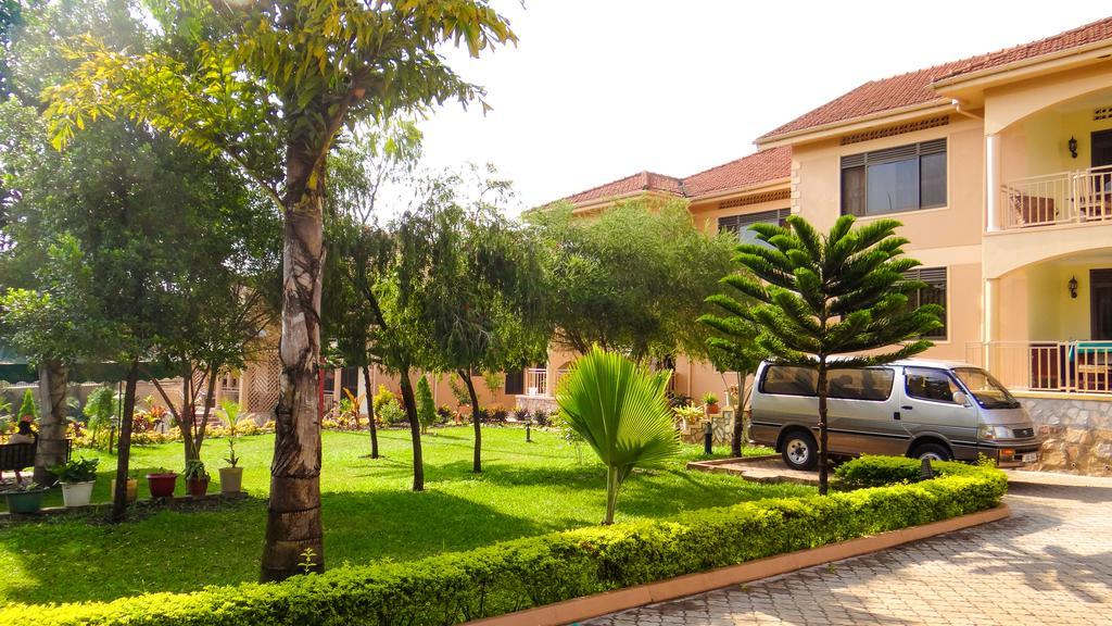 Apricot Guest House Kampala Exterior photo