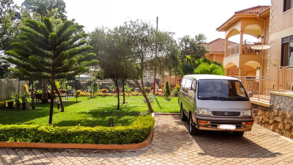 Apricot Guest House Kampala Exterior photo